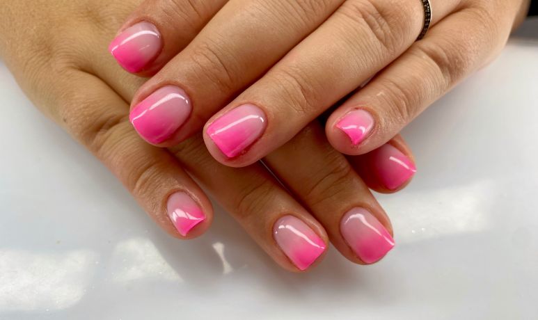Une manucure rose et son nail art, réalisés par Iris Nails Colors